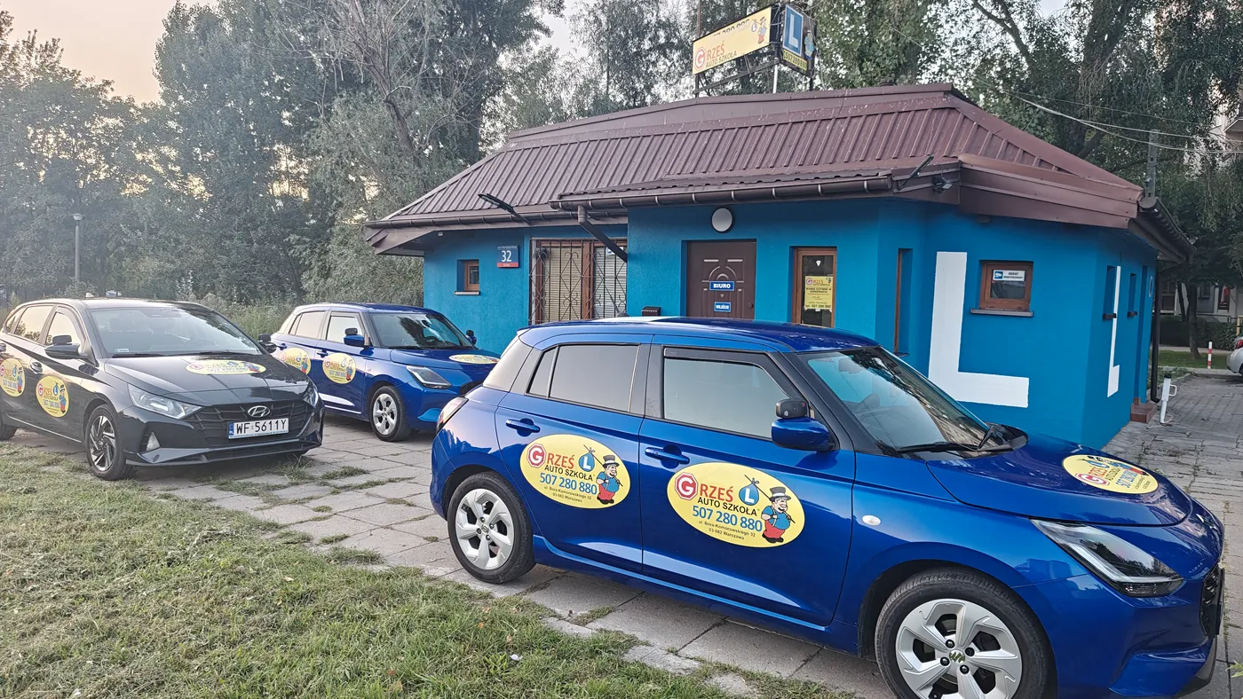 Samochody szkoleniowe przed ośrodkiem Auto Szkoły Grześ
